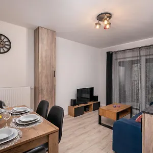 Apartwro 8th - Square, Railway Station Apartmán
